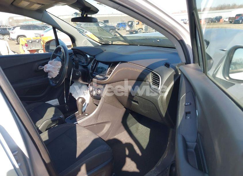 Photo 5 of 2019 Chevrolet Trax LS (VIN 3GNCJNSB4KL340044)