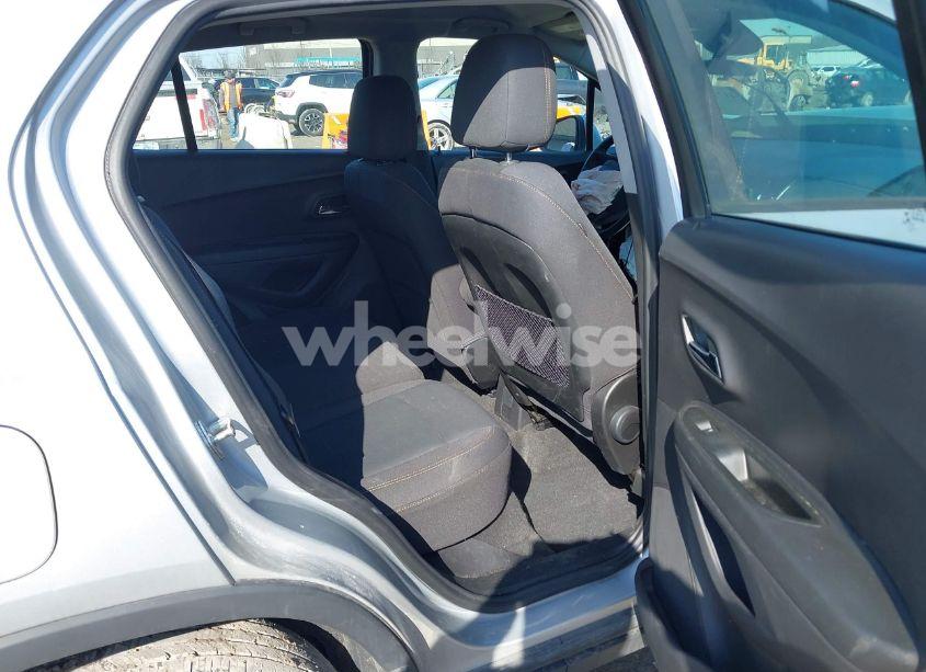 Photo 8 of 2019 Chevrolet Trax LS (VIN 3GNCJNSB4KL340044)