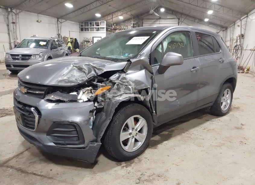 Photo 2 of 2020 Chevrolet Trax AWD LS (VIN 3GNCJNSB4LL144753)