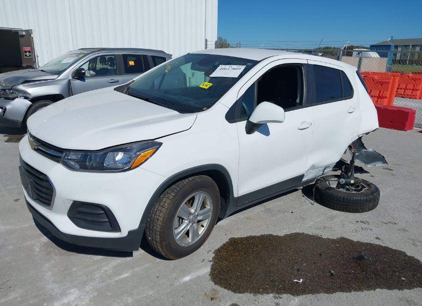 Photo 2 of 2020 Chevrolet Trax AWD LS (VIN 3GNCJNSB4LL331040)