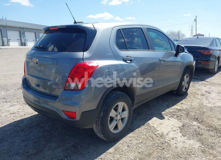 Photo 4 of 2020 Chevrolet Trax AWD LS (VIN 3GNCJNSB5LL157348)