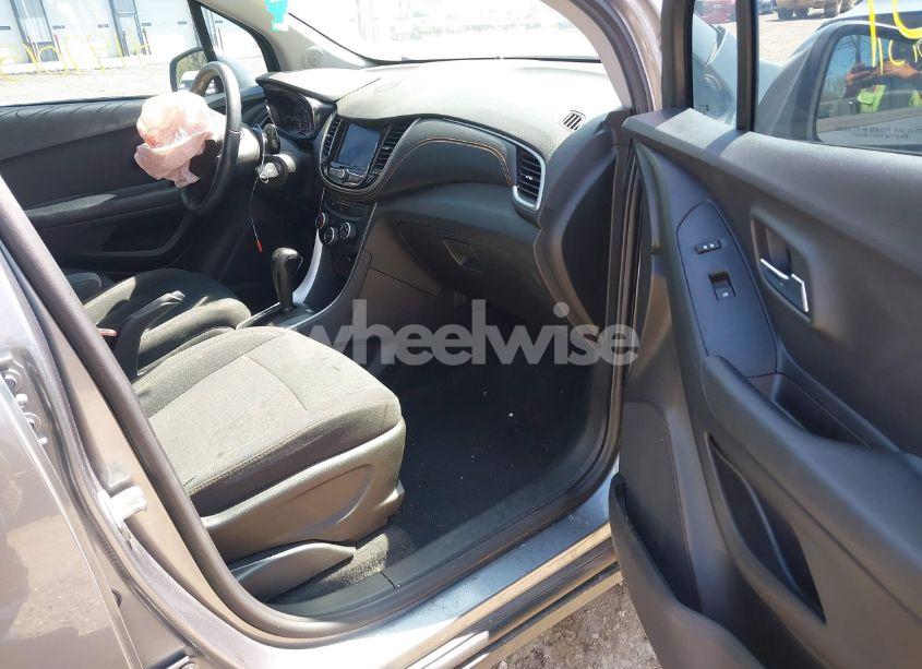 Photo 5 of 2020 Chevrolet Trax AWD LS (VIN 3GNCJNSB5LL157348)