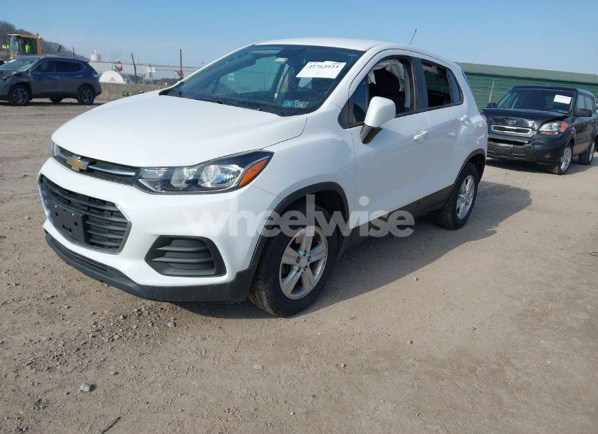 Photo 2 of 2020 Chevrolet Trax AWD LS (VIN 3GNCJNSB5LL266439)