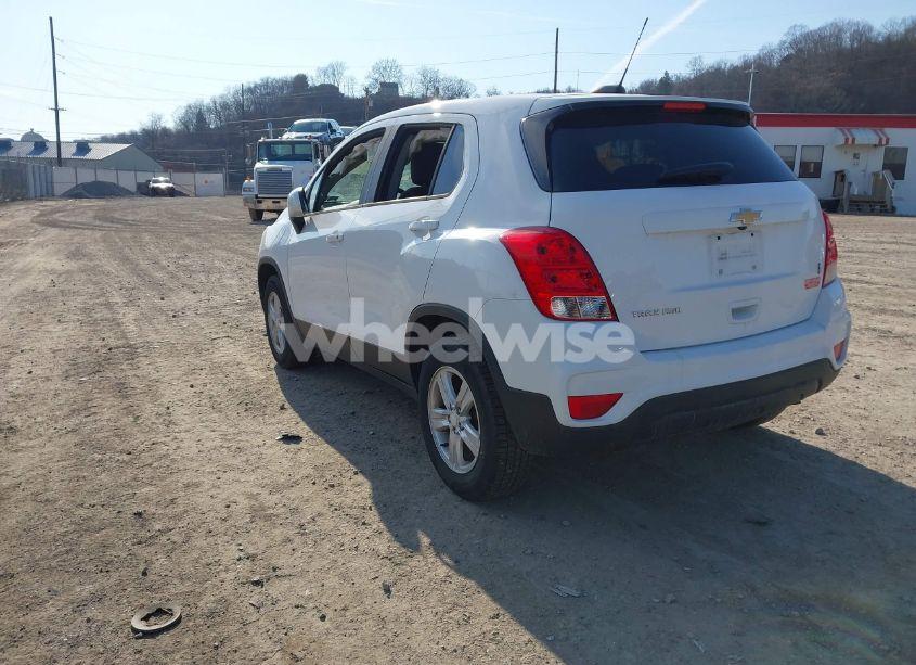 Photo 3 of 2020 Chevrolet Trax AWD LS (VIN 3GNCJNSB5LL266439)