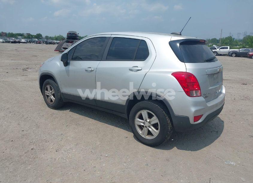 Photo 3 of 2017 Chevrolet Trax LS (VIN 3GNCJNSB6HL274010)