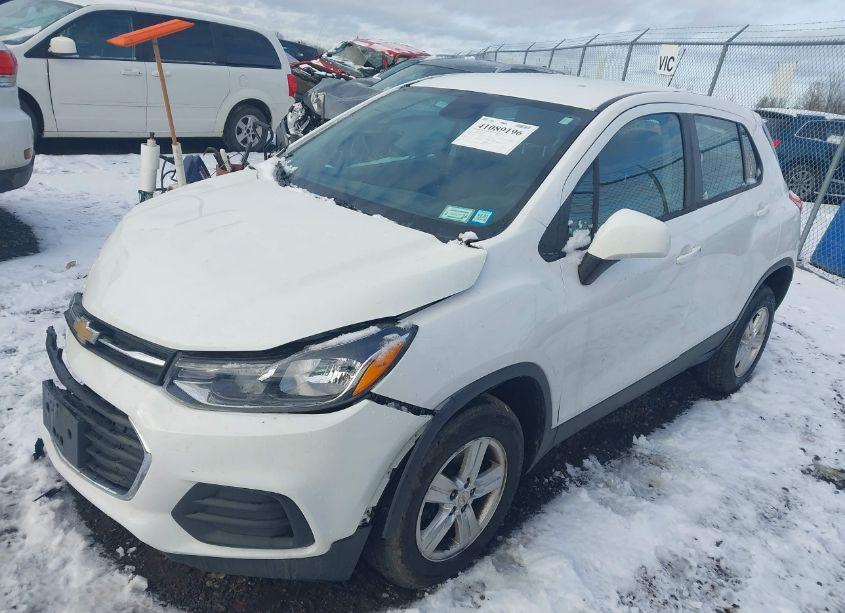 Photo 2 of 2017 Chevrolet Trax LS (VIN 3GNCJNSB6HL285010)