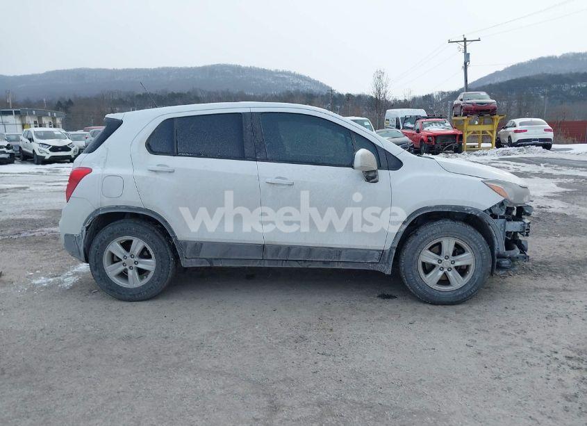 Photo 14 of 2018 Chevrolet Trax LS (VIN 3GNCJNSB6JL157565)