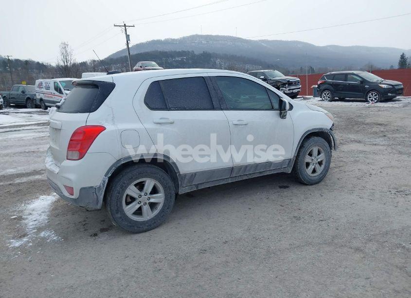 Photo 4 of 2018 Chevrolet Trax LS (VIN 3GNCJNSB6JL157565)