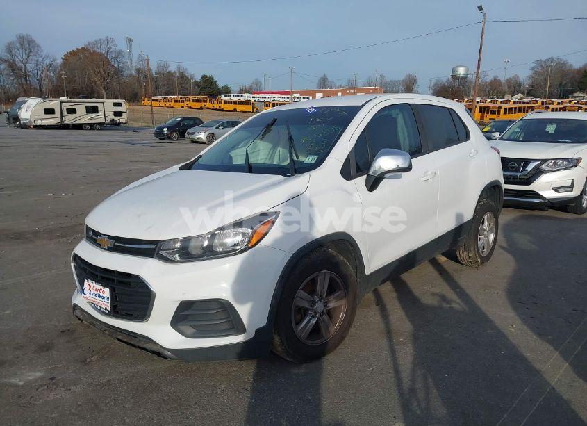 Photo 2 of 2017 Chevrolet Trax LS (VIN 3GNCJNSB7HL239850)