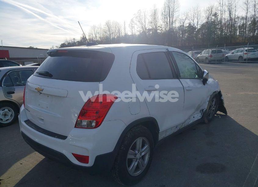 Photo 4 of 2017 Chevrolet Trax LS (VIN 3GNCJNSB7HL239850)