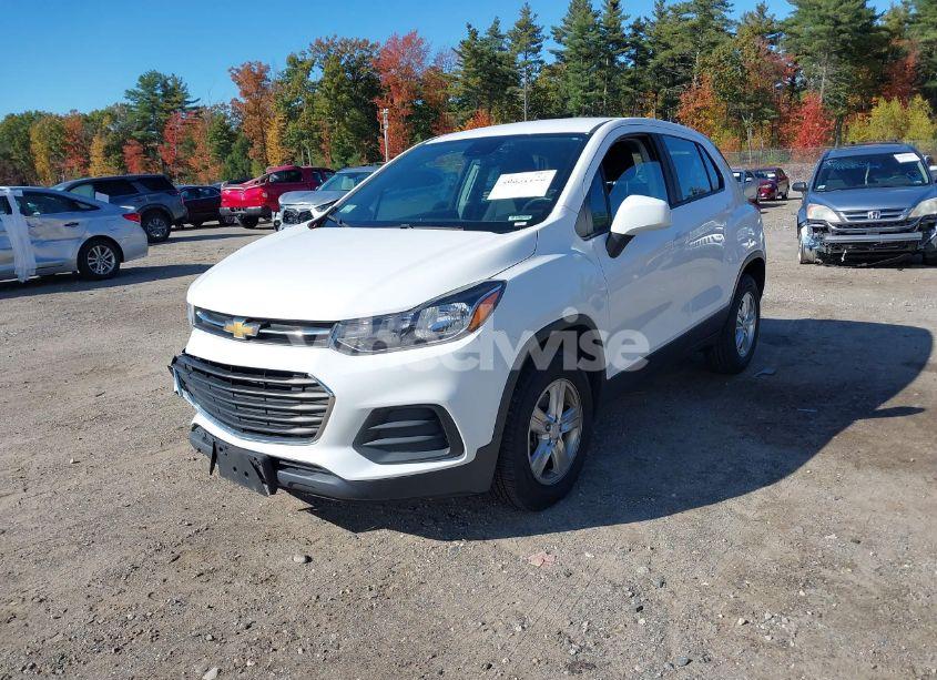 Photo 2 of 2017 Chevrolet Trax LS (VIN 3GNCJNSB7HL250122)