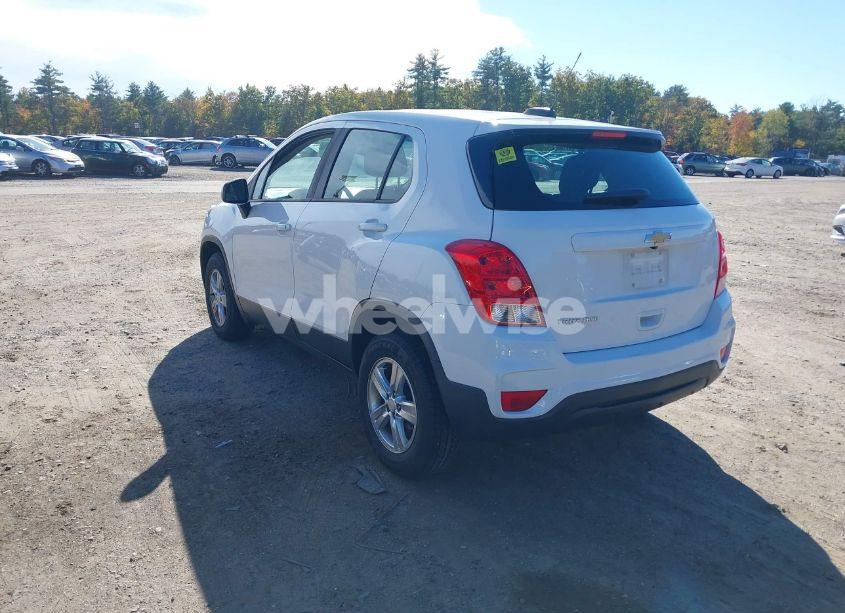 Photo 3 of 2017 Chevrolet Trax LS (VIN 3GNCJNSB7HL250122)