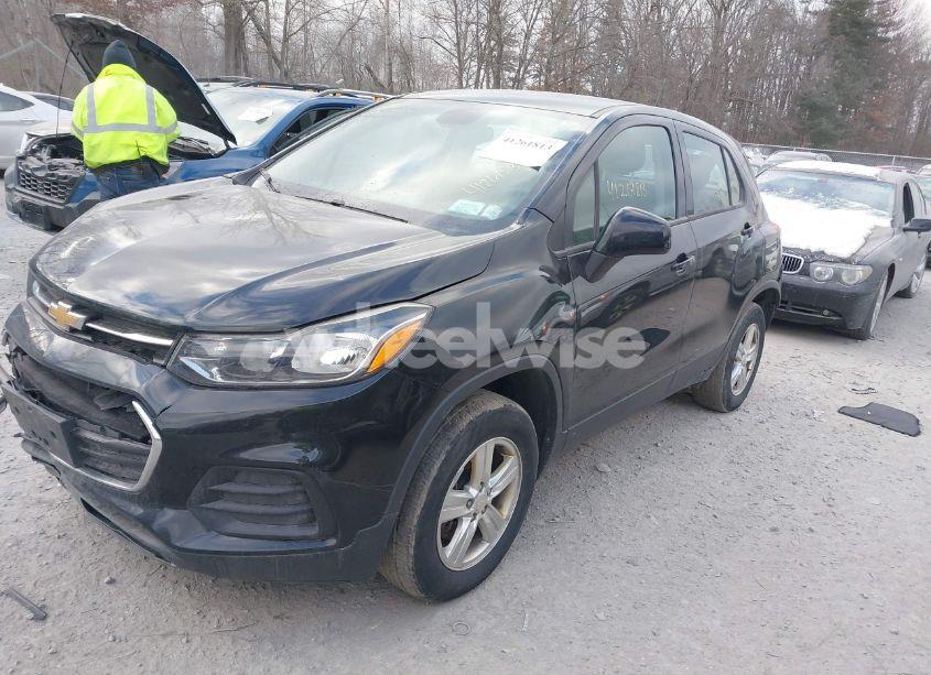 Photo 2 of 2017 Chevrolet Trax LS (VIN 3GNCJNSB7HL274307)