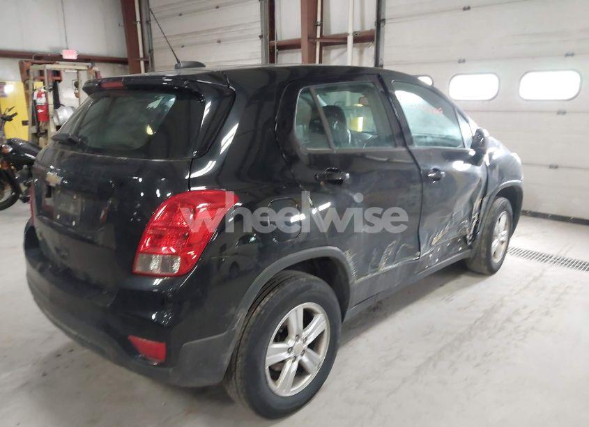 Photo 4 of 2017 Chevrolet Trax LS (VIN 3GNCJNSB7HL286537)