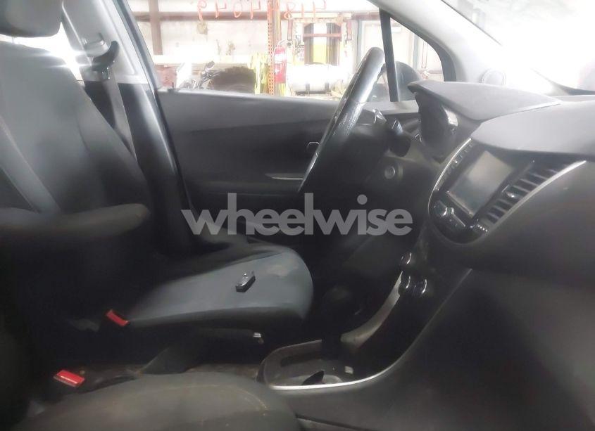 Photo 5 of 2017 Chevrolet Trax LS (VIN 3GNCJNSB7HL286537)