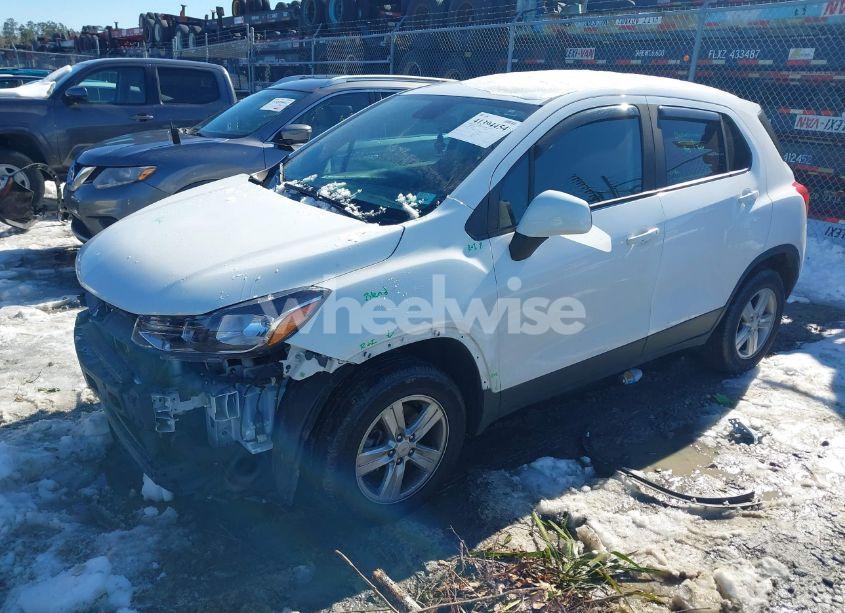 Photo 2 of 2019 Chevrolet Trax LS (VIN 3GNCJNSB7KL217306)