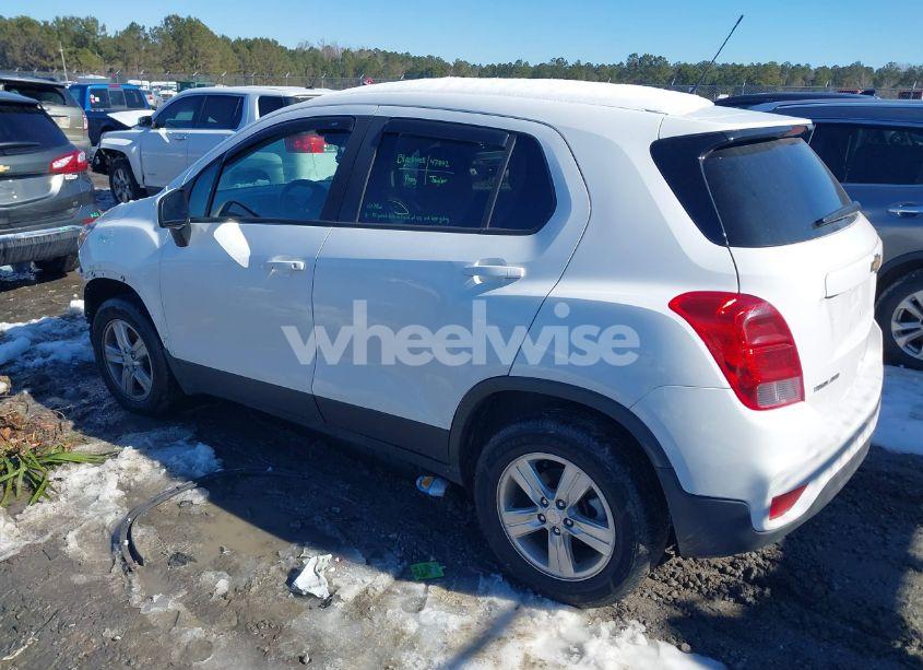 Photo 3 of 2019 Chevrolet Trax LS (VIN 3GNCJNSB7KL217306)
