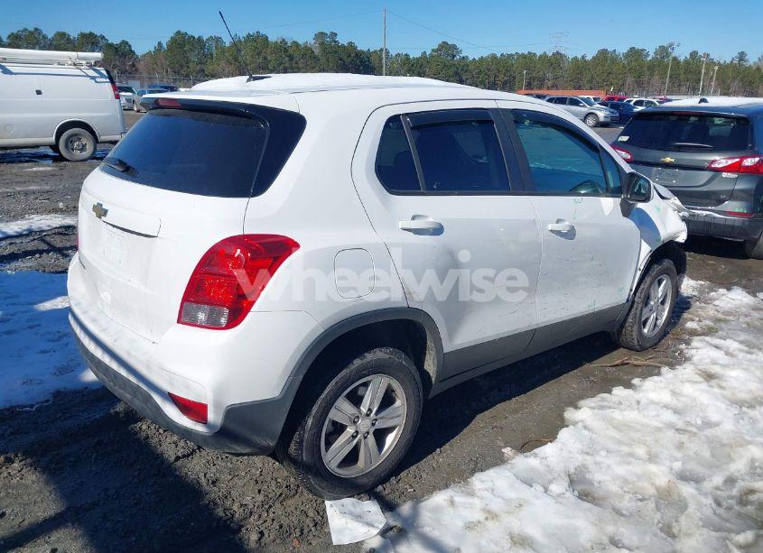 Photo 4 of 2019 Chevrolet Trax LS (VIN 3GNCJNSB7KL217306)