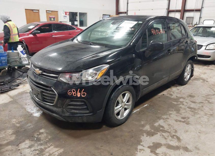 Photo 2 of 2019 Chevrolet Trax LS (VIN 3GNCJNSB7KL368341)