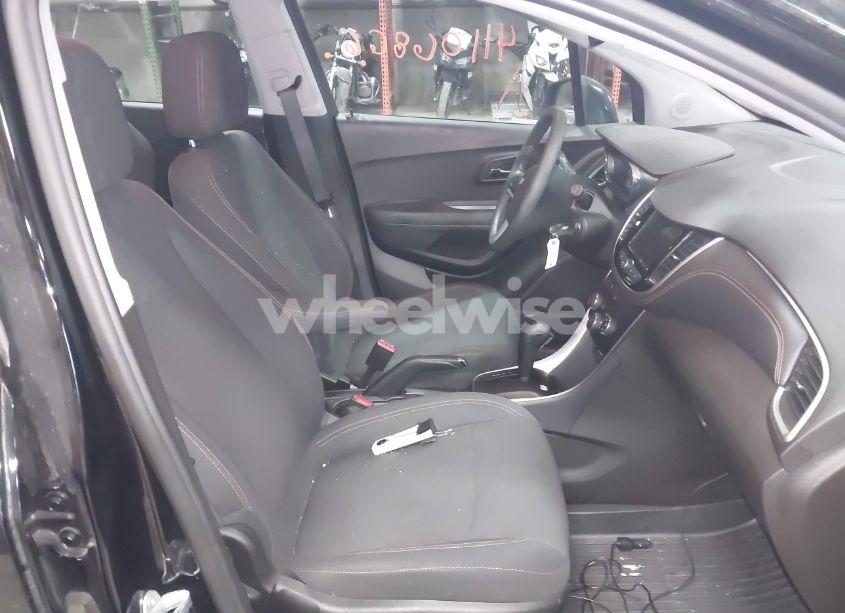 Photo 5 of 2019 Chevrolet Trax LS (VIN 3GNCJNSB7KL368341)