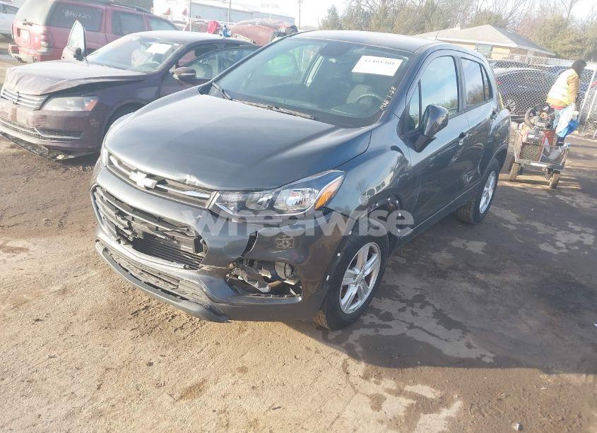 Photo 2 of 2020 Chevrolet Trax AWD LS (VIN 3GNCJNSB7LL128580)