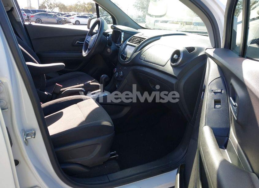 Photo 5 of 2016 Chevrolet Trax 1LS (VIN 3GNCJNSB8GL128819)