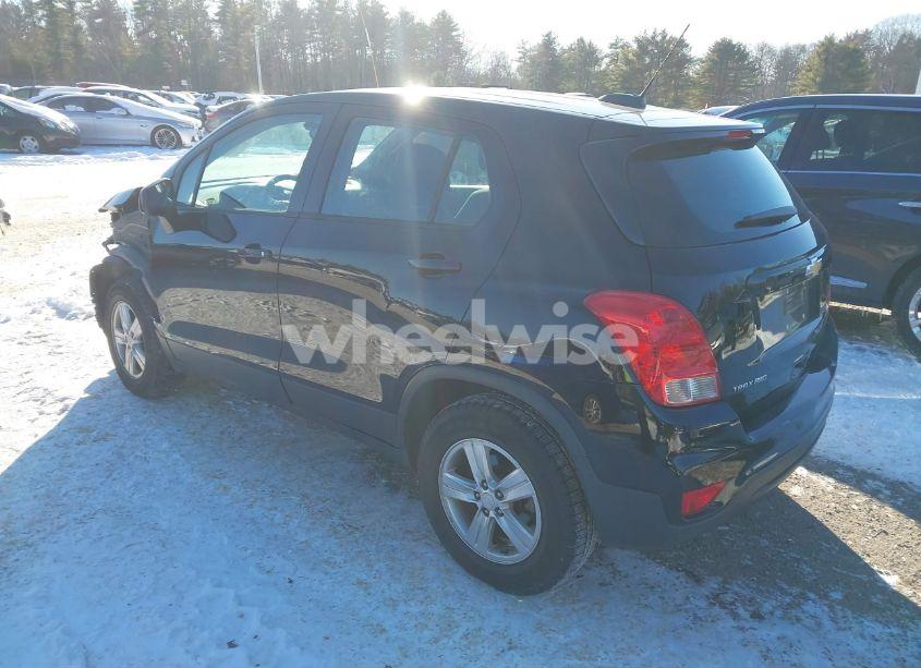 Photo 3 of 2018 Chevrolet Trax LS (VIN 3GNCJNSB8JL213005)