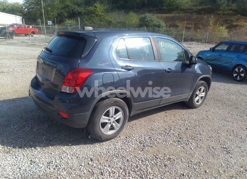 Photo 4 of 2019 Chevrolet Trax LS (VIN 3GNCJNSB8KL142227)
