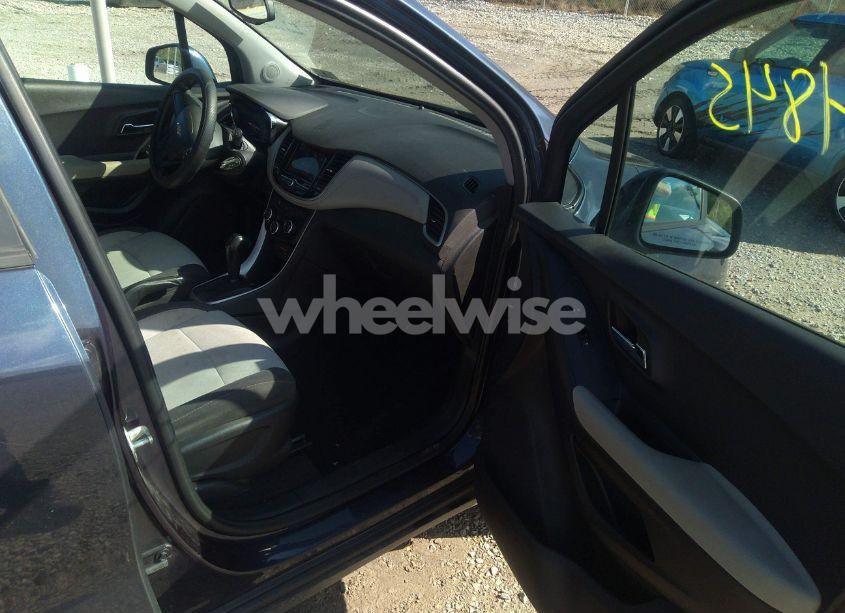 Photo 5 of 2019 Chevrolet Trax LS (VIN 3GNCJNSB8KL142227)