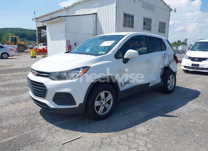 Photo 2 of 2019 Chevrolet Trax LS (VIN 3GNCJNSB8KL236009)