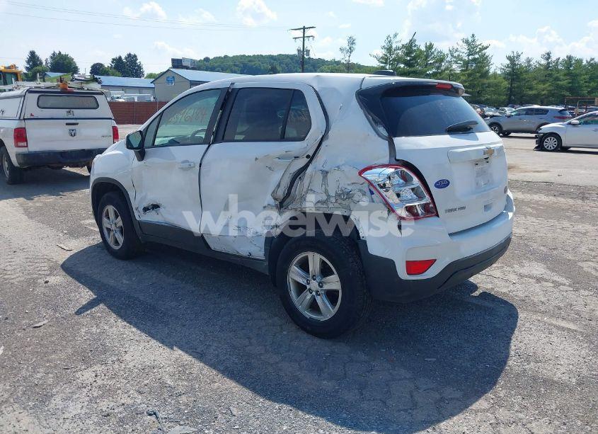 Photo 3 of 2019 Chevrolet Trax LS (VIN 3GNCJNSB8KL236009)