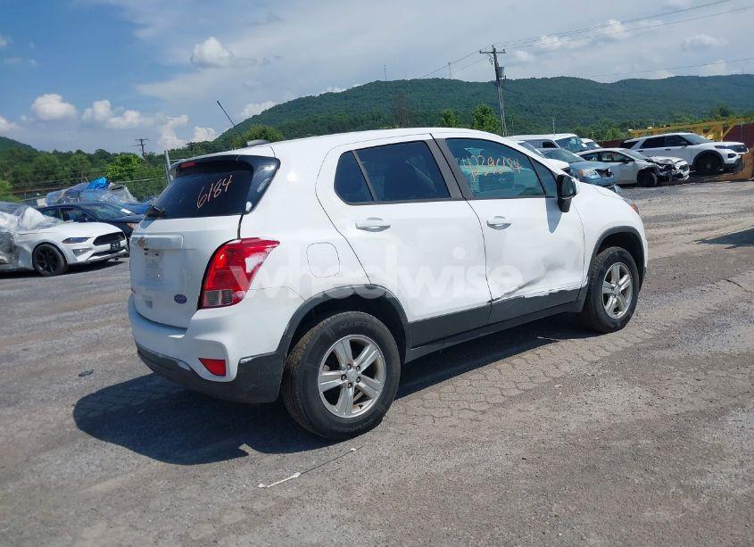 Photo 4 of 2019 Chevrolet Trax LS (VIN 3GNCJNSB8KL236009)