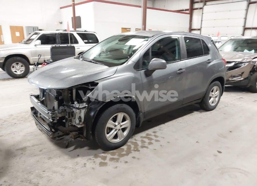 Photo 2 of 2020 Chevrolet Trax AWD LS (VIN 3GNCJNSB8LL183510)