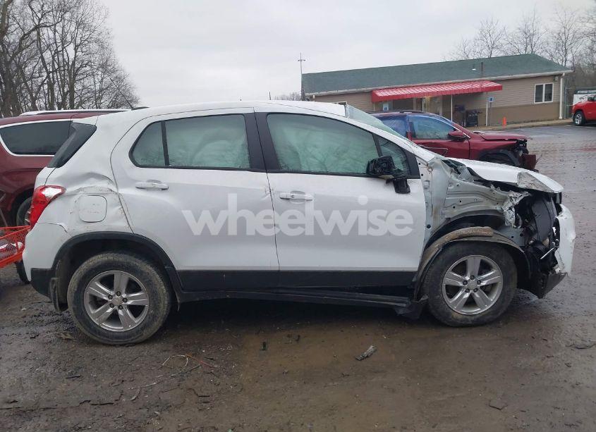 Photo 14 of 2018 Chevrolet Trax LS (VIN 3GNCJNSB9JL283743)