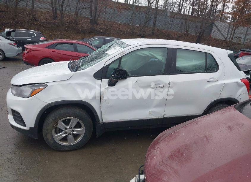 Photo 15 of 2018 Chevrolet Trax LS (VIN 3GNCJNSB9JL283743)