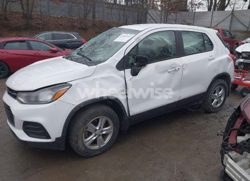 Photo 2 of 2018 Chevrolet Trax LS (VIN 3GNCJNSB9JL283743)