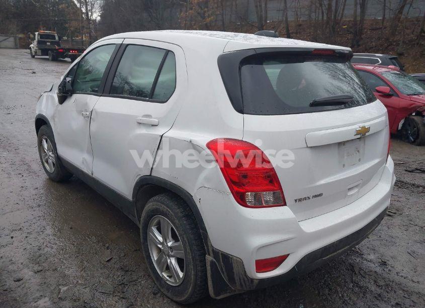 Photo 3 of 2018 Chevrolet Trax LS (VIN 3GNCJNSB9JL283743)