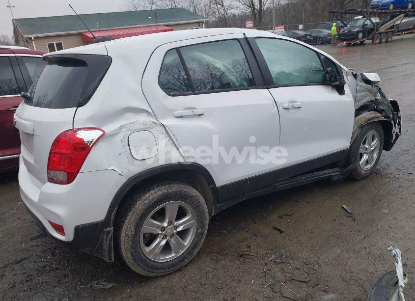 Photo 4 of 2018 Chevrolet Trax LS (VIN 3GNCJNSB9JL283743)