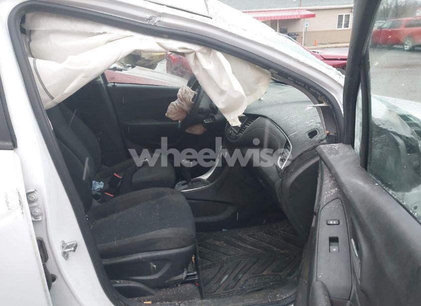 Photo 5 of 2018 Chevrolet Trax LS (VIN 3GNCJNSB9JL283743)