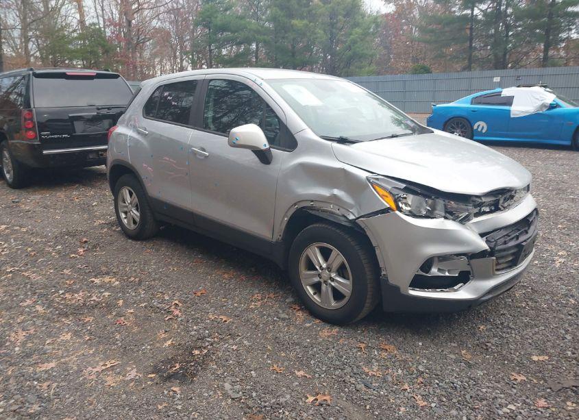 2019 Chevrolet Trax LS (VIN 3GNCJNSB9KL215704) main photo
