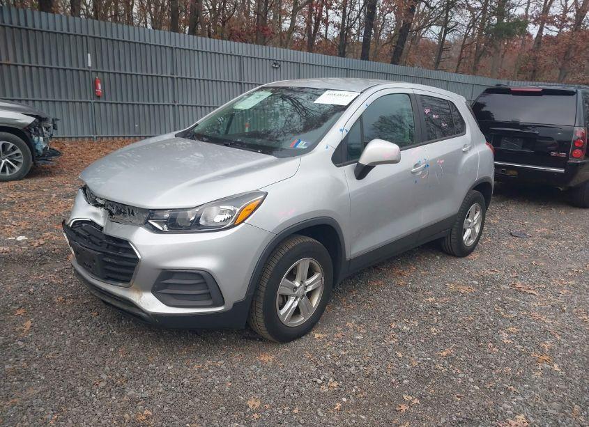 Photo 2 of 2019 Chevrolet Trax LS (VIN 3GNCJNSB9KL215704)