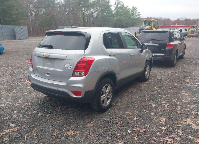Photo 4 of 2019 Chevrolet Trax LS (VIN 3GNCJNSB9KL215704)
