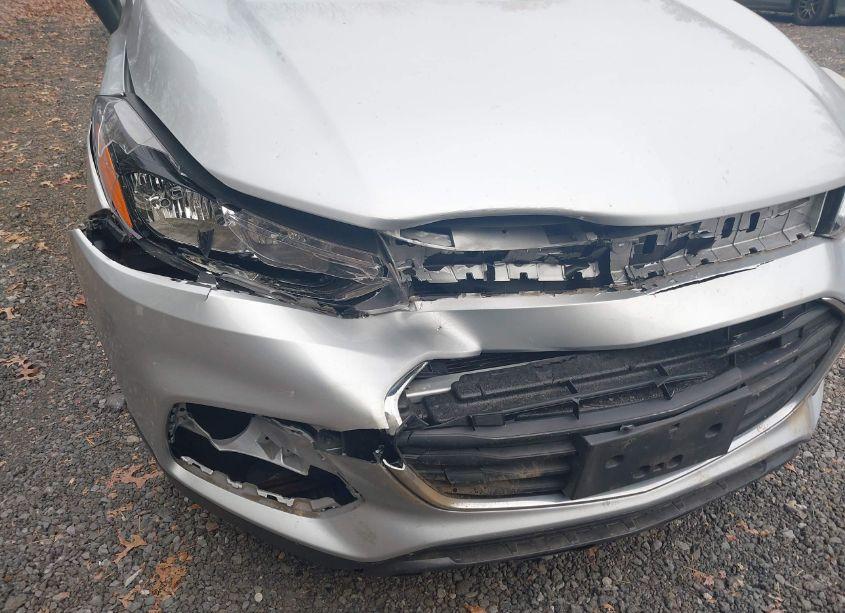 Photo 6 of 2019 Chevrolet Trax LS (VIN 3GNCJNSB9KL215704)