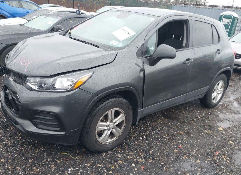 Photo 2 of 2019 Chevrolet Trax LS (VIN 3GNCJNSB9KL339844)