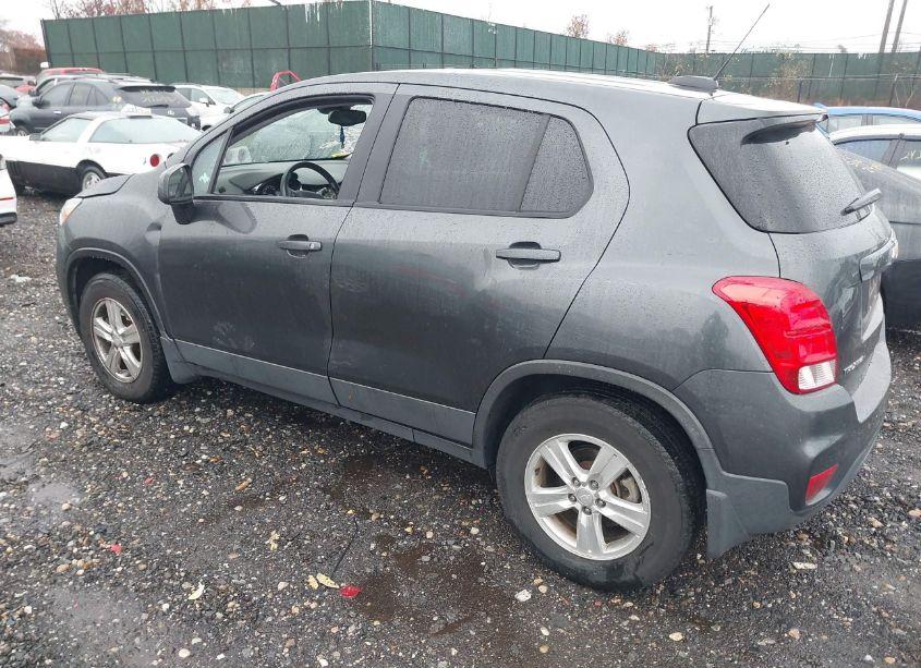 Photo 3 of 2019 Chevrolet Trax LS (VIN 3GNCJNSB9KL339844)