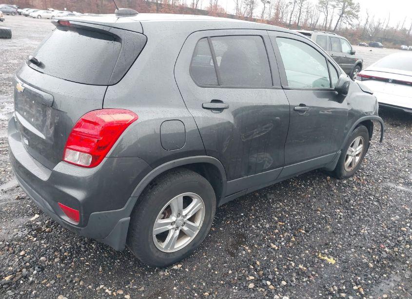 Photo 4 of 2019 Chevrolet Trax LS (VIN 3GNCJNSB9KL339844)