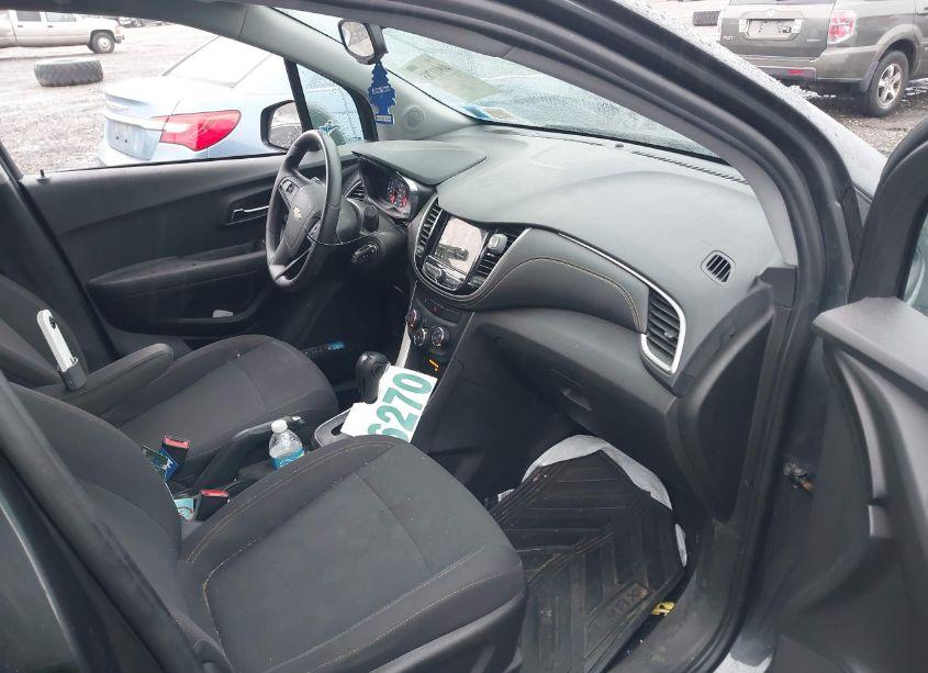 Photo 5 of 2019 Chevrolet Trax LS (VIN 3GNCJNSB9KL339844)