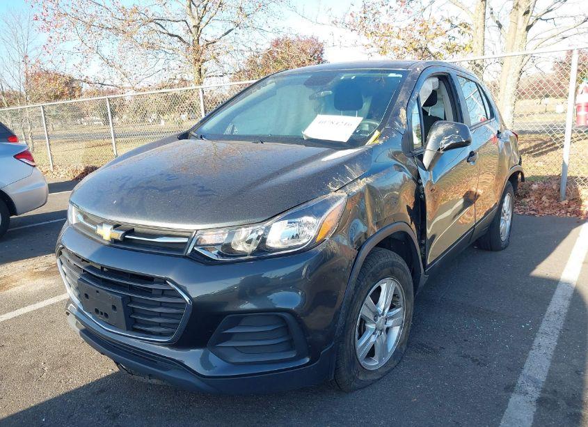 Photo 2 of 2019 Chevrolet Trax LS (VIN 3GNCJNSB9KL406071)