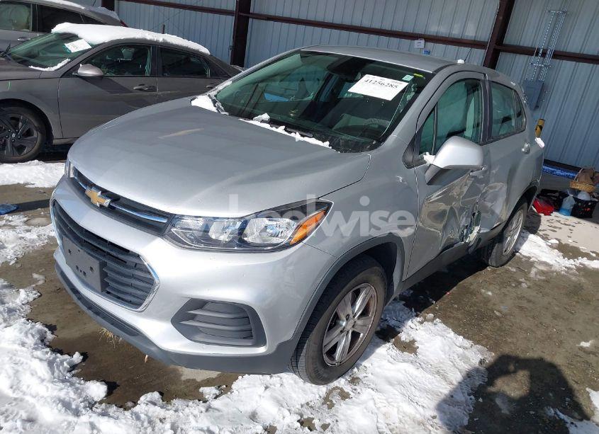 Photo 2 of 2020 Chevrolet Trax AWD LS (VIN 3GNCJNSB9LL127074)