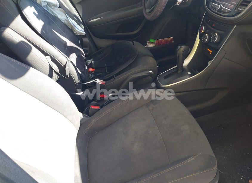 Photo 5 of 2020 Chevrolet Trax AWD LS (VIN 3GNCJNSB9LL127074)